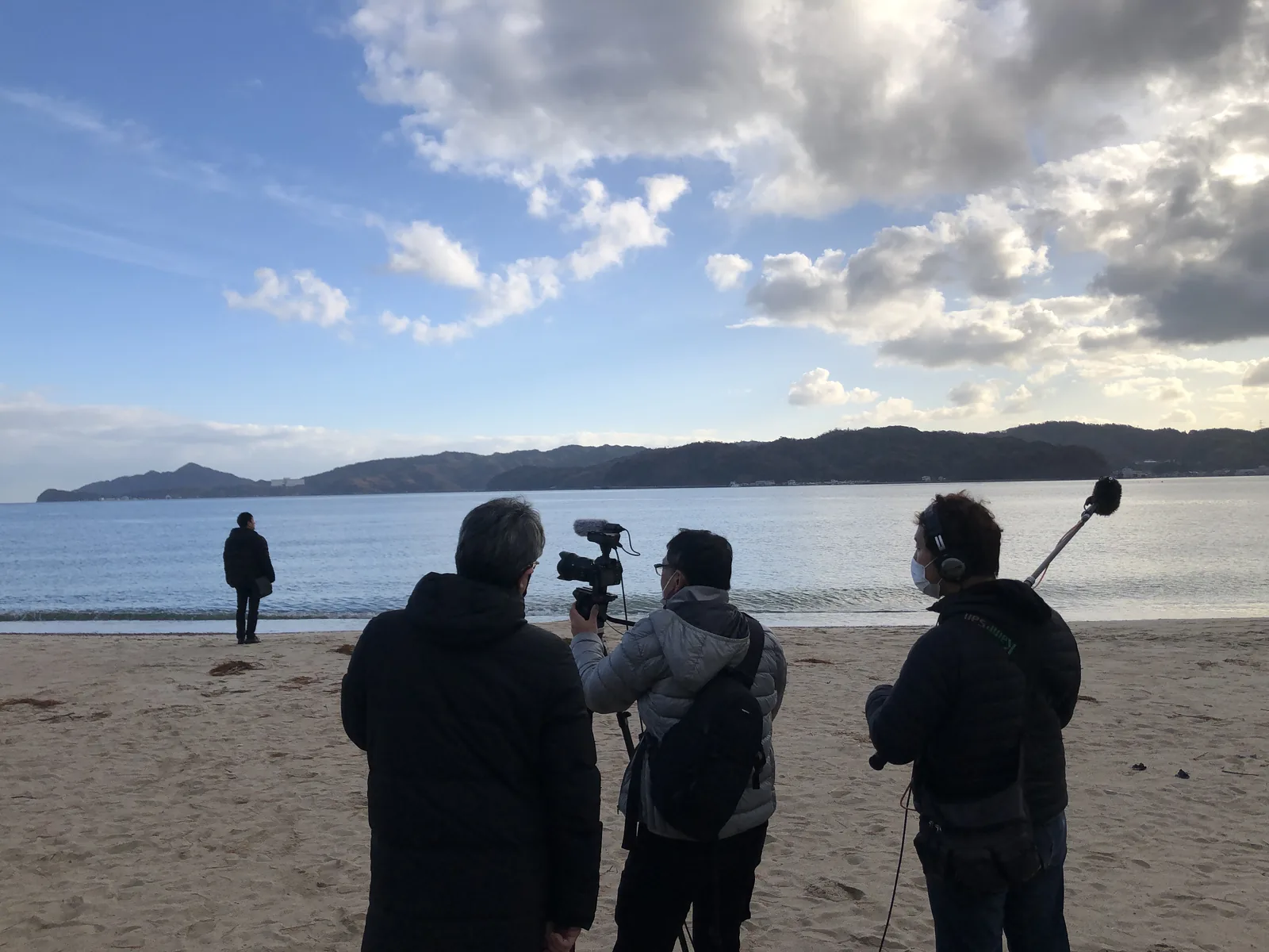 海辺でのロケ撮影の現場