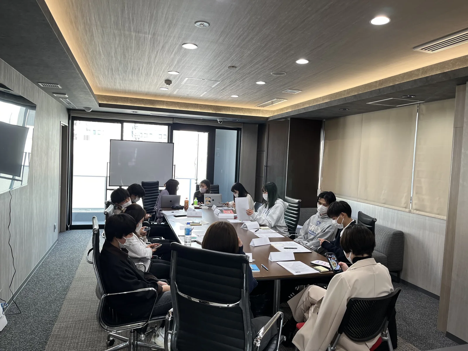 会議室での収録・打合せの様子