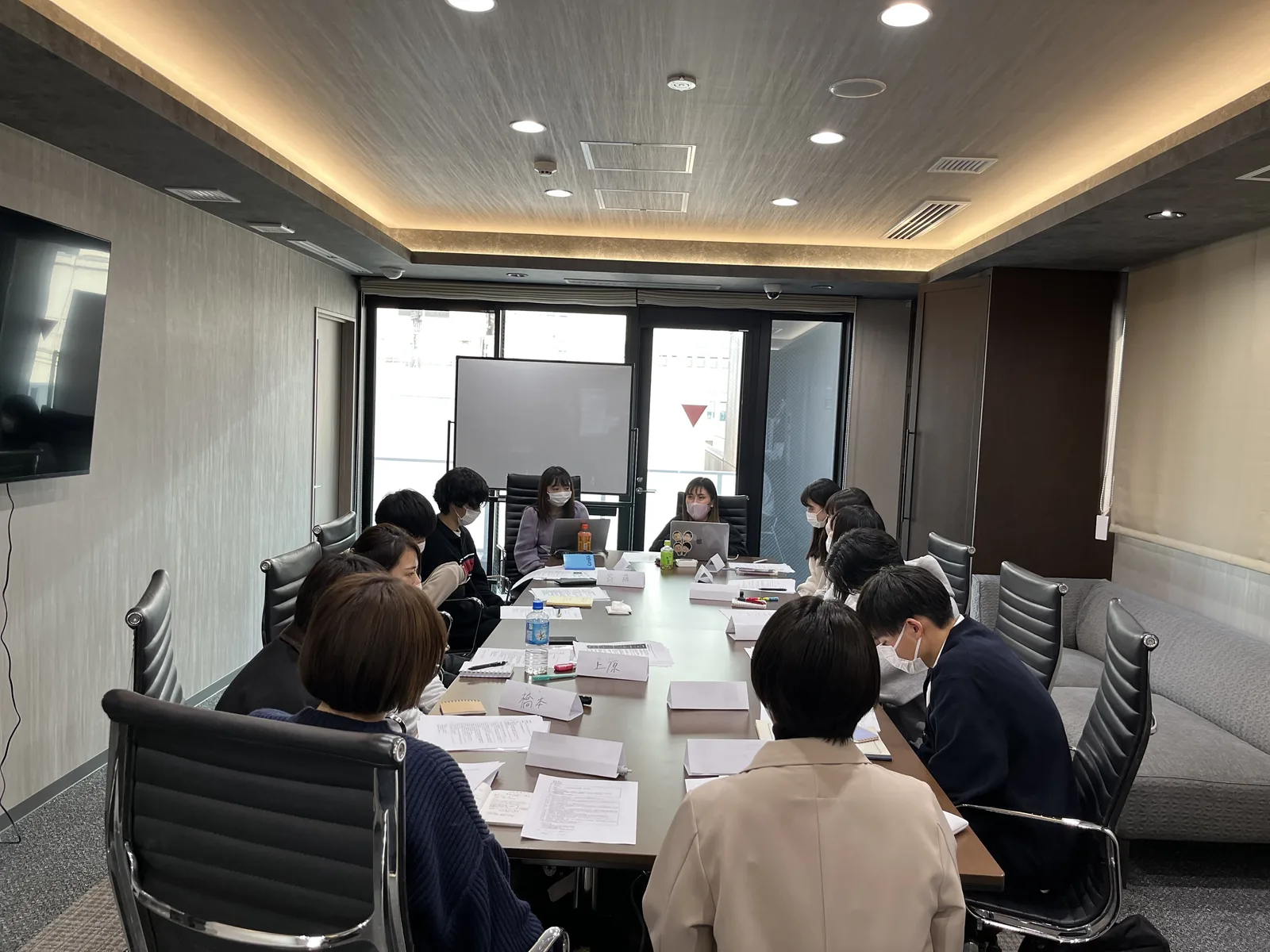 会議室での打ち合わせ