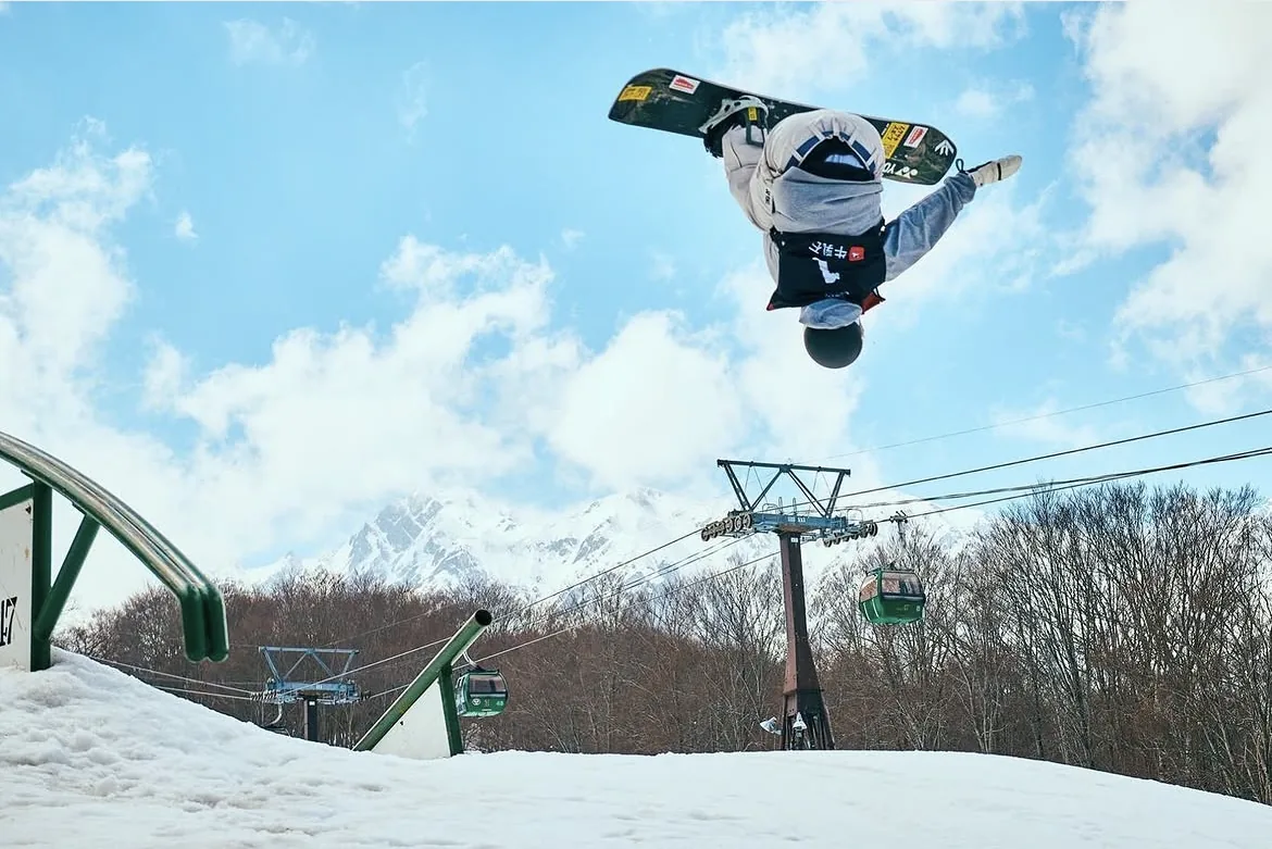 雪山でのスノーボード大会